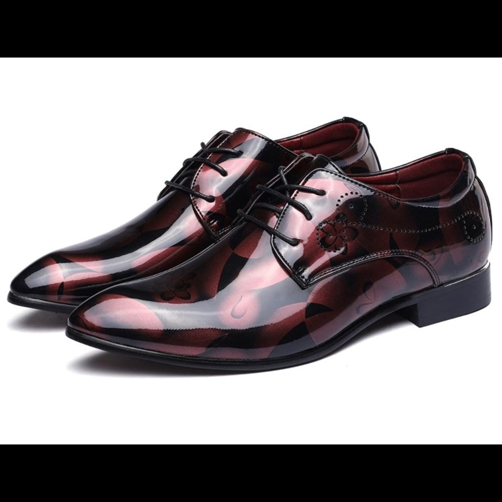 Pointed-Toe Patent Leather Floral Casual Oxford.